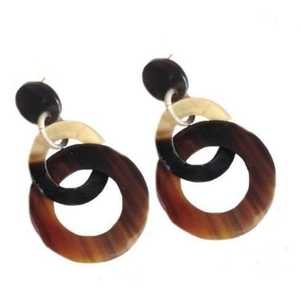 Boucles d'oreilles à la mode au design unique fabriquées avec des bijoux élégants en corne et en résine de grande marque - Product Image 4