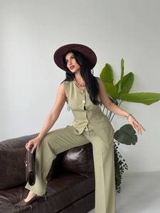 Ensemble tailleur sans manches vert olive pour femme avec détails boutonnés, pantalon long élégant en crêpe et gilet, coupe classique, idéal pour le printemps - Product Image 3