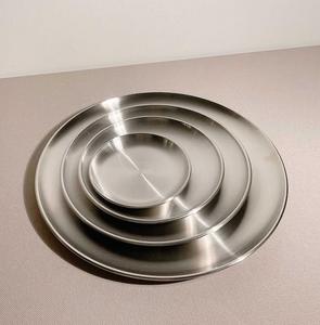 Plato de metal duradero de alta resistencia con patrones grabados artísticos perfecto para catering premium y uso doméstico - Product Image 1