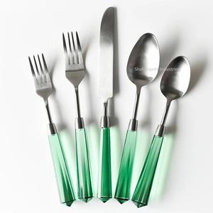 Ensemble de couverts en métal de style royal avec poignée en acrylique vert argent poli pour les ensembles de couverts de vaisselle pour la maison et les hôtels - Product Image 1