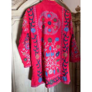 เสื้อแจ็คเก็ต Scarlett Suzani ลายชนเผ่าแบบกลับด้านได้ เสื้อโค้ทฤดูหนาวสำหรับผู้หญิง สไตล์โบฮีเมียนลายดอกไม้ บุด้วยใยฝ้าย ผิวหนัง - Product Image 4