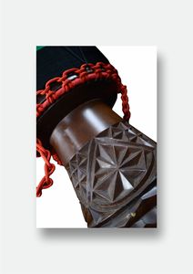 Djembé authentique africain professionnel avec un design de couleur rasta et une base en bois sculptée - Product Image 2