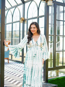 Robe midi bohème verte pour femmes, robe à manches longues à volants avec détails en dentelle, idéale pour les vacances, les pique-niques et les styles de villégiature - Product Image 2