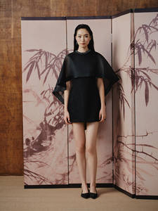 ชุดเดรสแบรนด์พรีเมียมในประเทศเวียดนาม MISTY GRACE ผ้าออร์แกนซ่าบางเบา พร้อมผ้าคลุมไหล่ สไตล์เอเชีย รับผลิตแบบ OEM ODM พร้อมจัดส่ง - Product Image 2