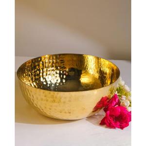 Bol de service en laiton de style vintage traditionnel avec finition martelée, idéal pour les buffets de mariage indiens ou la présentation de nourriture festive - Product Image 4