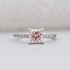แหวนหมั้นเพชรสีชมพูตัดแบบเจ้าหญิงพร้อมสายรัดที่ได้รับการรับรองจาก IGI - Product Image 1