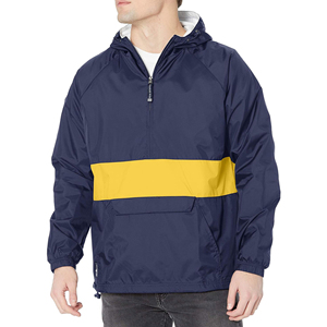 Elegante chaqueta impermeable para hombre con diseño funcional ideal para el uso diario y las aventuras al aire libre en clima húmedo - Product Image 1