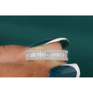 แหวนแต่งงานทรงบาแกตต์และทรงกลมประดับด้วยมอยส์ซาไนต์ไร้สีสุดหรู - Product Image 4