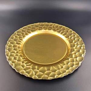 Placas de cargador de metal de diseño antiguo de calidad superior con detalles ornamentales para cenas formales y eventos especiales - Product Image 1