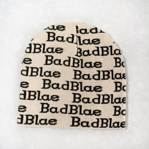 Precio al por mayor letra Jacquard tejido personalizado su logotipo puños deportes Jacquard tejido Beanie moda invierno jacquard Beanie - Product Image 4