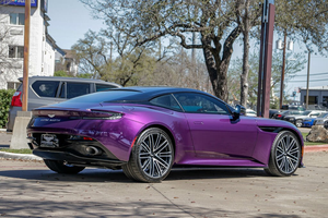 2024 A s t o n M a r t i n DB12 Storm Purple V8 RWD Coupe 4.0L Herramienta de mano para vehículos - Product Image 3