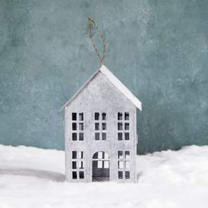 Portavelas de Metal Galvanizado Hecho a Mano con Ventanas Detalladas, Estilo Rústico de Casa de Campo, para Velas Votivas - Product Image 2