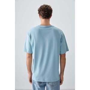 T-shirt imprimé texturé doux en coton 100 % bleu clair coupe oversize pour homme Air Jones - Haut décontracté à manches courtes et col rond, modèle - Product Image 5