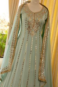 Salwar Kameez Moderno de Acrílico con Estampado de Lentejuelas y Gota Patti en Colores Vibrantes para Mujer, Corte Regular, para Reuniones Formales y Fiestas - Product Image 4