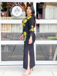 Vestido largo mexicano bordado a mano con diseño de cuello Estilo largo Algodón Mujeres Diseñadoras para fiesta de verano Vestidos con abertura alta. - Product Image 3