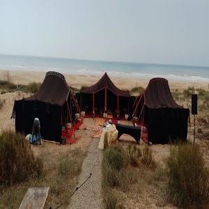 Tentes en poils de chèvre du Sahara, abris nomades traditionnels du désert, adaptés au climat, à la culture et à la vie durable en Afrique du Nord - Product Image 1