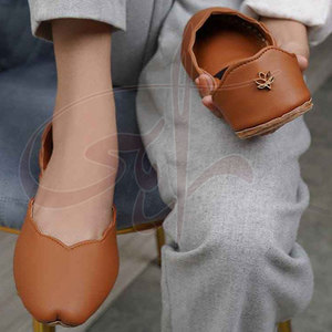 Khussa para Mujer de Marca Privada Hecha a Medida - Fabricada en Pakistán, Tendencia de Moda, Antideslizante, Estampada, Color y Logotipo Personalizados, Alta Calidad - Product Image 3