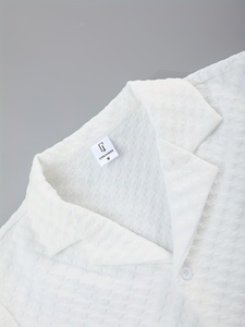 Conjunto de dos piezas de estilo coreano blanco para hombre, camisa de manga corta informal de verano ligera transpirable, pantalones cortos con cordón para la playa - Product Image 3