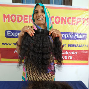 Vente en gros de cheveux indiens brésiliens vierges naturels couleur noire paquet de vagues bouclées soyeuses sans perte de cheveux bruts non traités - Product Image 3