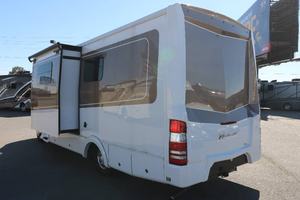 Camping-car d'occasion Regency RV Ultra Brougham 25MB 2023-2024, 4-6 passagers, à vendre - Product Image 3