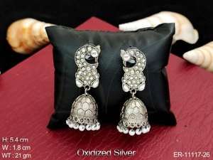 Boucles d'oreilles Jhumka en argent oxydé de style antique, bijoux fantaisie traditionnels pour femmes et filles - Product Image 3