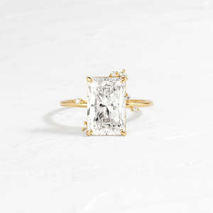 Elegante anillo de bodas de racimo de moissanita de corte radiante para mujer - Product Image 3
