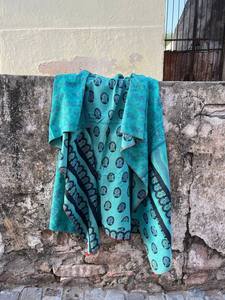 Couette Kantha en coton vintage faite à la main avec impression traditionnelle par blocs – Réversible - Product Image 1