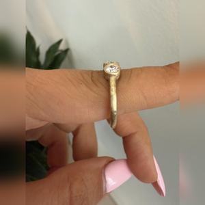 Bague de luxe pour femme en or martelé finition mate avec diamant de laboratoire rond VVS1 VVS2 de 1,50 carat – Achat en gros - Product Image 6