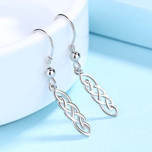 Orecchini Pendenti in Argento Sterling Stile Celtico alla Moda - Product Image 1