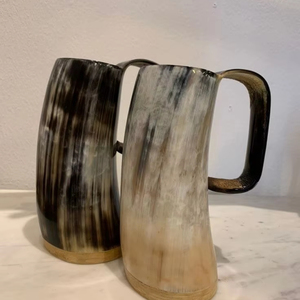 Tasse en corne de buffle polie antique au design animal unique, corne à boire légère et de luxe sculptée par l'artisanat en croissant - Product Image 1