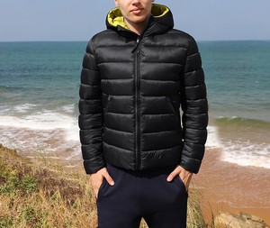 Chaqueta Acolchada con Capucha para Hombre, Diseño Grueso, Cálido y Resistente al Viento con Logotipo Frontal para Trabajo al Aire Libre, Clima Frío y Viajes - Product Image 5