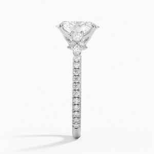 Lujoso anillo de diamantes de moissanita VVS ovalada de Plata de Ley 925 con banda de diamantes pavimentada y acentos florales perfectos para aniversario - Product Image 4