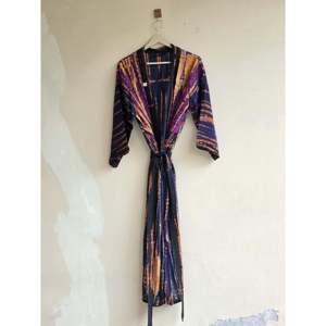 Bata Kimono de Seda Tie Dye con Cordón Decorativo para Descansar, Salir a la Playa o Usar en Festivales - Pieza Única - Product Image 3