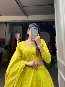 Lehenga choli สีสวยคลาสสิคพร้อมดอกไม้ทำมือผ้าร่มผ้าไหมยาวถึงพื้นสำหรับงานปาร์ตี้พิมพ์ลาย - Product Image 3