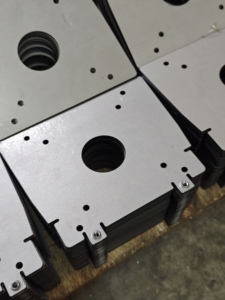 Pièce de fabrication de tôles de précision, plaque de montage en acier, découpe au laser, revêtement en poudre, équipement industriel OEM, composant du Vietnam - Product Image 3