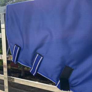 Alfombra impermeable de invierno 600D para caballos con cuello adjunto Manta duradera para exteriores con relleno de polietileno para protección contra el frío - Product Image 3