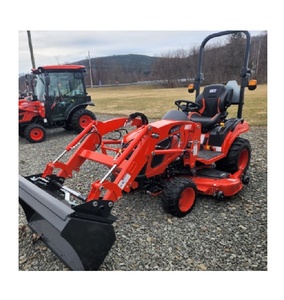 Le puissant tracteur-tondeuse KIOTI MINI offre un point d'attache arrière et une transmission intégrale sélectionnable pour la tonte des propriétés. - Product Image 6