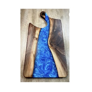 Planche à découper en résine combinant un tourbillon artistique en résine avec une base en bois dur conçue pour les tâches de découpe et de présentation des repas fins - Product Image 3