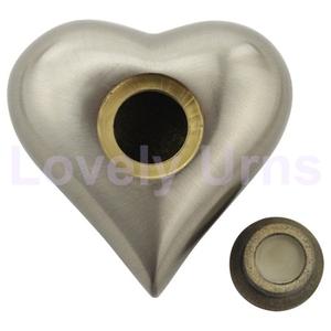 Urna de recuerdo de corazón de peltre con alas de Ángel grabadas con soporte - Product Image 4