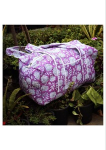 กระเป๋าดัฟเฟิลกีฬาสีม่วงแบบลำลองพิมพ์ลายดอกไม้ผ้าฝ้ายบล็อกลายดอกไม้ใส่วันหยุดสุดสัปดาห์ความจุขนาดใหญ่ทนทานคุณภาพสูง - Product Image 3