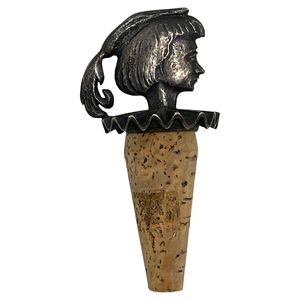 Bouchon de bouteille en métal antique de designer avec motif gravé, parfait pour la décoration intérieure classique et les intérieurs de bar Heritage - Product Image 1