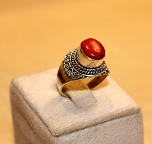 Anillo de Coral Rojo Creado en Laboratorio, Hecho a Mano en Nepal, con Banda de Plata 925 y Baño de Oro de 24K, de Rudra Gems, Regalo Personalizado para Mujeres - Product Image 6