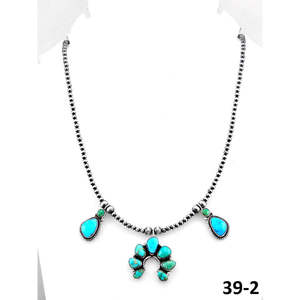 Collier artisanal en perles de la Vallée d'Émeraude du Sud-Ouest avec turquoise eau blanche et motif floral en argent sterling, idéal pour un cadeau - Product Image 1