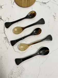 Cuillère en corne de buffle naturelle, fabriquée à la main et polie, parfaite pour servir des épices, des condiments ou pour une utilisation décorative sur la table, de haute qualité - Product Image 3