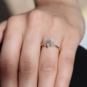 Anillo de compromiso chapado en oro de 18 quilates con diamantes de corte Marquesa de 10x5mm con piedras laterales Marquesa | Joyería nupcial única - Product Image 3