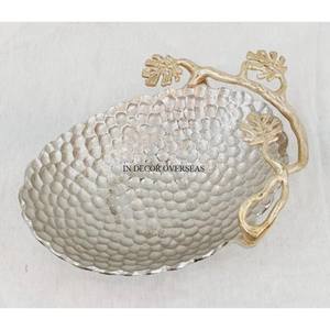 Bol en métal poli brillant argenté à texture unique inspiré de l'art vintage rustique avec des poignées de designer de feuilles plaquées or d'Inde - Product Image 1