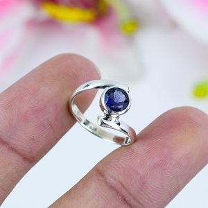 Nueva llegada 925 anillo solitario de plata esterlina Ajuste de bisel fino Natura Iolite cabujón corte piedra preciosa Unisex para bodas - Product Image 1