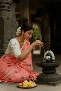 ชุดส่าหรีงานปักระดับพรีเมียมสำหรับงานเลี้ยง ผ้าส่าหรีคุณภาพสูง ผ้ามัลมัล ชานเดรี พร้อมงานปักที่สวยงามทั่วทั้งผืน - Product Image 4