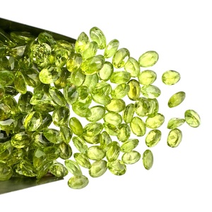 อัญมณีเพอริโดธรรมชาติทรงรีทรงหลวมสีเขียวสะอาดภายในขายส่ง - Product Image 2