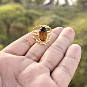 Anillo de piedra preciosa pulida de ojo de tigre natural, diseño circular de latón chapado en oro de 18 quilates, joyería hecha a mano para uso diario, estilo regalo para mujer - Product Image 3